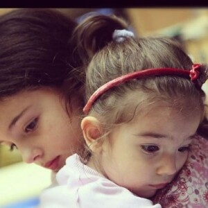 Ainsi, les internautes ont pu découvrir un cliché inédit, de ses deux filles, enfants ! "Deva et Léonie. Ma joie. Bonne Fête à toutes les mamans", a légendé la star.