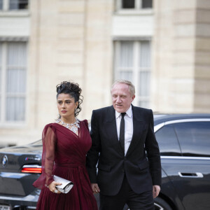 L'actrice américano-mexicaine Salma Hayek (G) et son mari, l'homme d'affaires français François-Henri Pinault, arrivent pour assister à un dîner d'État officiel dans le cadre de la visite d'État de deux jours du président chinois en France, au palais de l'Élysée à Paris, le 6 mai 2024.Photo by Eliot Blondet/ABACAPRESS.COM