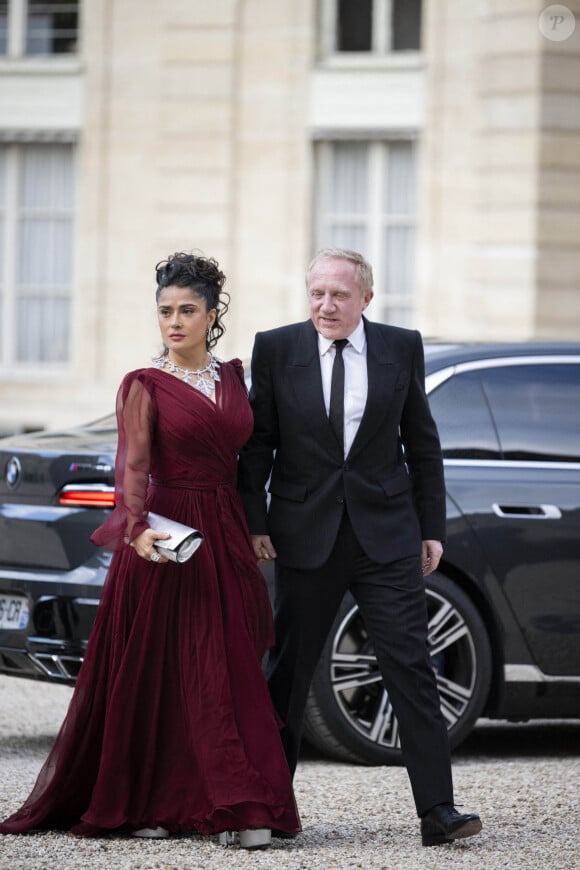 L'actrice américano-mexicaine Salma Hayek (G) et son mari, l'homme d'affaires français François-Henri Pinault, arrivent pour assister à un dîner d'État officiel dans le cadre de la visite d'État de deux jours du président chinois en France, au palais de l'Élysée à Paris, le 6 mai 2024.Photo by Eliot Blondet/ABACAPRESS.COM