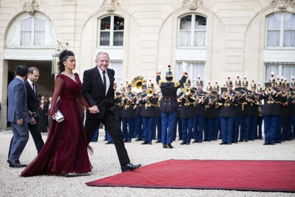 L'actrice américano-mexicaine Salma Hayek (G) et son mari, l'homme d'affaires français François-Henri Pinault, arrivent pour assister à un dîner d'État officiel dans le cadre de la visite d'État de deux jours du président chinois en France, au palais de l'Élysée à Paris, le 6 mai 2024.Photo by Eliot Blondet/ABACAPRESS.COM