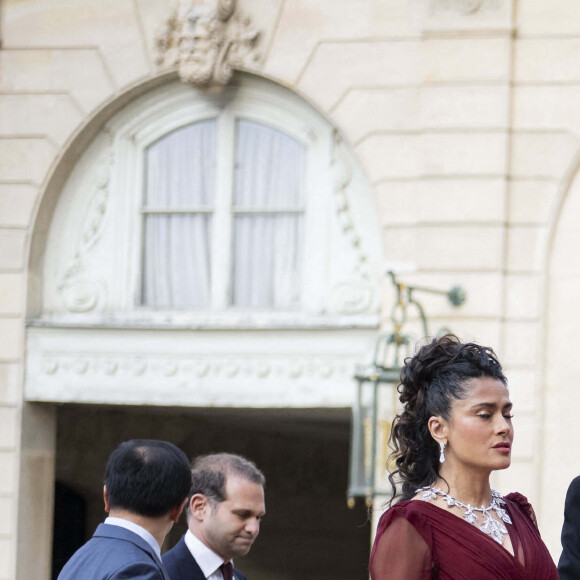 L'actrice américano-mexicaine Salma Hayek (G) et son mari, l'homme d'affaires français François-Henri Pinault, arrivent pour assister à un dîner d'État officiel dans le cadre de la visite d'État de deux jours du président chinois en France, au palais de l'Élysée à Paris, le 6 mai 2024.Photo by Eliot Blondet/ABACAPRESS.COM