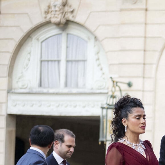 L'actrice américano-mexicaine Salma Hayek (G) et son mari, l'homme d'affaires français François-Henri Pinault, arrivent pour assister à un dîner d'État officiel dans le cadre de la visite d'État de deux jours du président chinois en France, au palais de l'Élysée à Paris, le 6 mai 2024.Photo by Eliot Blondet/ABACAPRESS.COM