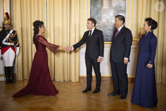 L'actrice américano-mexicaine Salma Hayek et l'homme d'affaires français Francois-Henri Pinault serrent la main du président chinois Xi Jinping (3e à gauche) entouré du président français Emmanuel Macron (2e à gauche), de l'épouse du président chinois Peng Liyuan (2e à droite) et de la présidente française Brigitte Macron (à droite) lors des présentations avant un dîner d'État officiel dans le cadre de la visite d'État de deux jours du président chinois en France, au palais de l'Élysée à Paris, le 6 mai 2024. Photo par Eliot Blondet/ABACAPRESS.COM