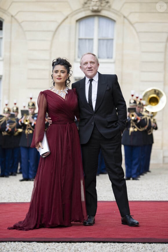 Mais ce couple original entre un grand patron français et une star d'Hollywood...
L'actrice américano-mexicaine Salma Hayek (G) et son mari, l'homme d'affaires français François-Henri Pinault, arrivent pour assister à un dîner d'État officiel dans le cadre de la visite d'État de deux jours du président chinois en France, au palais de l'Élysée à Paris, le 6 mai 2024.Photo by Eliot Blondet/ABACAPRESS.COM