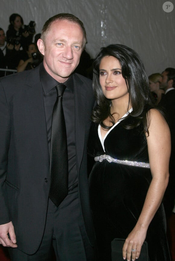 ... a connu des débuts difficiles, notamment quand il a été question de mariage.
Salma Hayek, enceinte, et François-Henri Pinault arrivent au gala 2007 du Costume Institute célébrant l'exposition "Poiret : King of Fashion", qui s'est tenu au Metropolitan Museum of Art de New York, aux États-Unis, le 7 mai 2007. Photo par Jen Lowery/Startraks/ABACAPRESS.COM