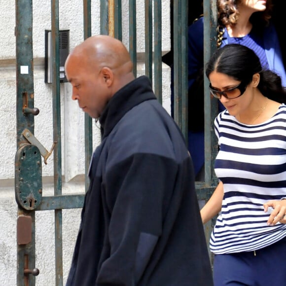 François-Henri Pinault et sa fiancée Salma Hayek, accompagnés de leur fille Valentina Paloma et de quelques membres de la famille Hayek, quittent l'opéra Fenice de Venise, en Italie, le 25 avril 2008, quelques heures avant leur mariage qui aura lieu ce soir au Palazzo Grassi, un palais de marbre blanc construit en 1748-1772, propriété de la famille Pinault depuis 2005. Le Palazzo Grassi revêt une grande importance pour Hayek, car c'est là qu'elle a rencontré François-Henri pour la première fois, lors d'une soirée de gala organisée par ce dernier en 2006. Photo by ABACAPRESS.COM