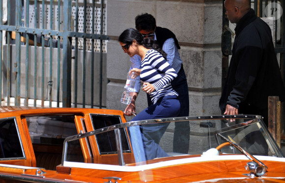 François-Henri Pinault et sa fiancée Salma Hayek, accompagnés de leur fille Valentina Paloma et de quelques membres de la famille Hayek, quittent l'opéra Fenice de Venise, en Italie, le 25 avril 2008, quelques heures avant leur mariage qui aura lieu ce soir au Palazzo Grassi, un palais de marbre blanc construit en 1748-1772, propriété de la famille Pinault depuis 2005. Le Palazzo Grassi revêt une grande importance pour Hayek, car c'est là qu'elle a rencontré François-Henri pour la première fois, lors d'une soirée de gala organisée par ce dernier en 2006. Photo by ABACAPRESS.COM