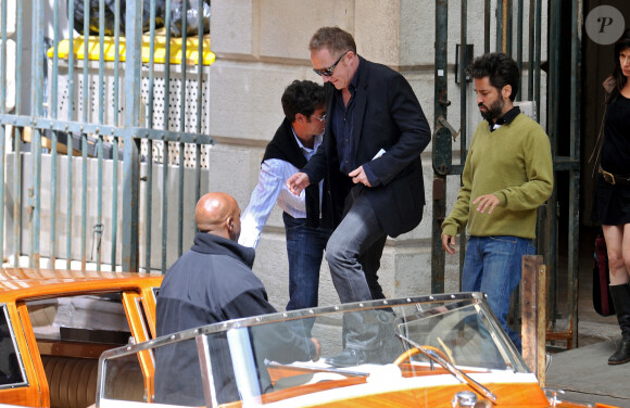 François-Henri Pinault et sa fiancée Salma Hayek, accompagnés de leur fille Valentina Paloma et de quelques membres de la famille Hayek, quittent l'opéra Fenice de Venise, en Italie, le 25 avril 2008, quelques heures avant leur mariage qui aura lieu ce soir au Palazzo Grassi, un palais de marbre blanc construit en 1748-1772, propriété de la famille Pinault depuis 2005. Le Palazzo Grassi revêt une grande importance pour Hayek, car c'est là qu'elle a rencontré François-Henri pour la première fois, lors d'une soirée de gala organisée par ce dernier en 2006. Photo by ABACAPRESS.COM