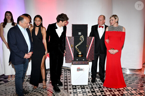 Il a pu retrouver le prince Albert II de Monaco, aux côtés de sa femmen Charlene

Frédéric Vasseur, Alexandra Saint Mleux, Charles Leclerc, le prince Albert II de Monaco et la princesse Charlène durant la soirée de gala du 81ème Grand Prix de Formule 1 de Monaco, salle des Etoiles du Sporting de Monaco, le 26 mai 2024. Cette soirée met à l'honneur le vainqueur du Grand Prix, le monégasque Charles Leclerc. © Bruno Bebert/Bestimage