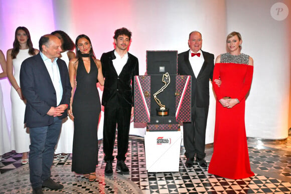 Après sa belle victoire, Charles Leclerc s'est rendu à la soirée de gala du 81ème Grand Prix de Formule 1 de Monaco

Frédéric Vasseur, Alexandra Saint Mleux, Charles Leclerc, le prince Albert II de Monaco et la princesse Charlène durant la soirée de gala du 81ème Grand Prix de Formule 1 de Monaco, salle des Etoiles du Sporting de Monaco, le 26 mai 2024. Cette soirée met à l'honneur le vainqueur du Grand Prix, le monégasque Charles Leclerc. © Bruno Bebert/Bestimage