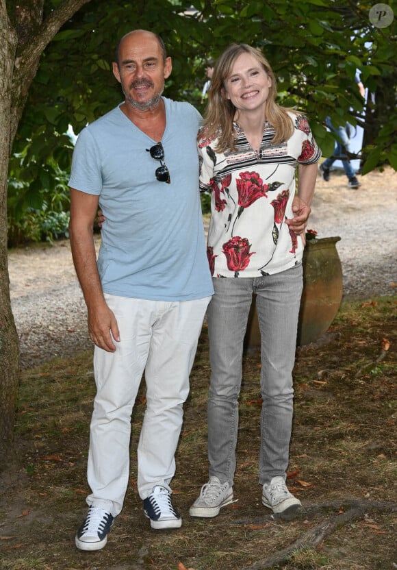 Ils entretiennent une forte amitié depuis plusieurs années.
Bernard Campan et Isabelle Carré au photocall du film "La Degustation" lors du 15ème festival du film francophone de Angoulême, France, le 26 août 2022. © Coadic Guirec/Bestimage 