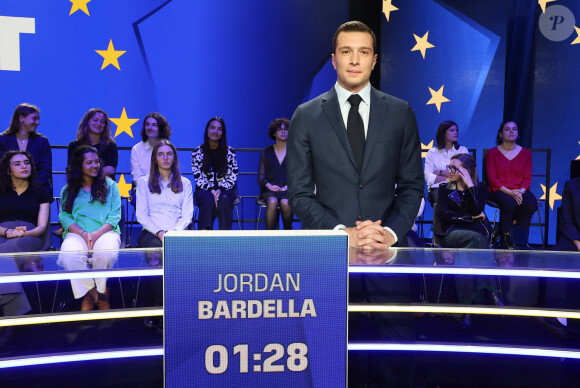 Jordan Bardella (RN) - Elections européennes 2024 : débat entre les têtes de liste sur BFM Tv le 27 mai 2024. © Coadic Guirec / Bestimage