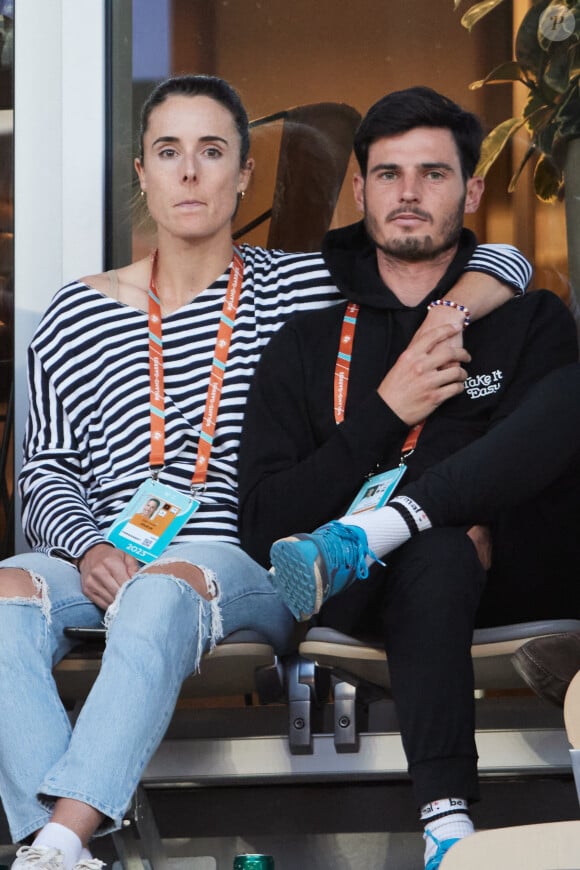 La joueuse de tennis est en couple depuis près d'un an avec Pierre Arfi
 
Exclusif - Alizé Cornet et son nouveau compagnon en tribune lors des Internationaux de France de tennis de Roland Garros 2023 à Paris le 30 mars 2023. © Jacovides-Moreau/Bestimage