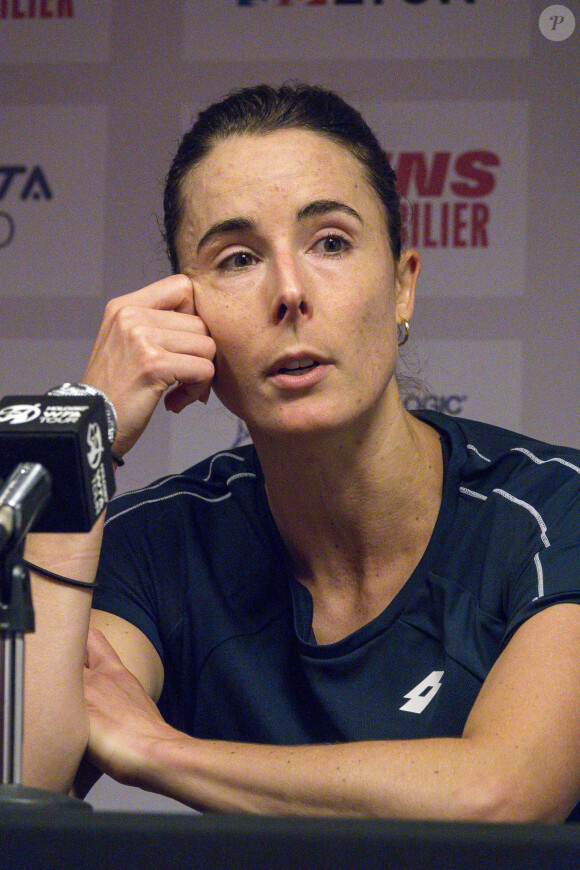 Alizé Cornet (FRA) en conférence de presse fait le point sur son match perdu face à la colombienne Camilia Osorio, précisant qu'elle est toujours blessée mais commence à aller mieux et se pose la question de quand mettre un terme à sa carrière lors de l'Open 6ème sens Immobilier Métropole de Lyon 2023, au Palais des Sports de Gerland, à Lyon, France, le 30 janvier 2023. © Sandrine Thesillat/Panoramic/Bestimage