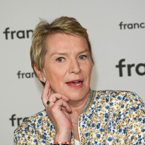 Cette dernière est aujourd'hui une jeune adolescente qui n'a pas sa langue dans la poche.
Elise Lucet au photocall pour la conférence de presse de rentrée de France TV à la Grande Halle de la Villette à Paris, France, le 6 juillet 2022. © Coadic Guirec/Bestimage