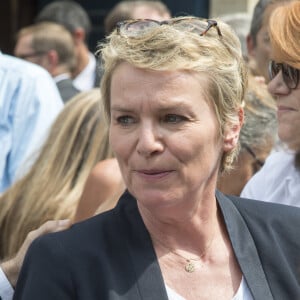 : ses looks vestimentaires
Exclusif - Elise Lucet lors des obsèques de Hervé Ghesquière en l'église Saint-Martin de Meudon le 20 juin 2017.