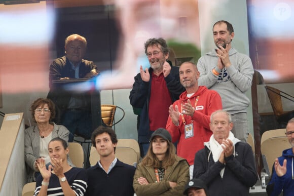 Ils étaient accompagnés de toute la famille Cornet. 
Patricia Cornet (mère d'Alizé Cornet), Caroline Garcia, son compagnon Borja Duran, Francis Cornet (père d'Alizé Cornet) et Sébastien Cornet (frère d'Alizé Cornet) - La joueuse de tennis française Alizé Cornet annonce la fin de sa carrière après avoir été battue au premier tour des Internationaux de France de tennis de Roland Garros 2024 à Paris, France, le 28 mai 2024. © Jacovides-Moreau/Bestimage 