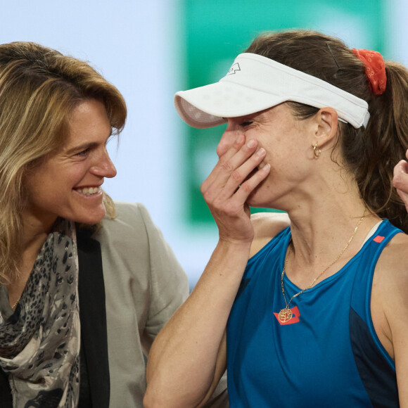 Amélie Mauresmo et Alizé Cornet - La joueuse de tennis française Alizé Cornet annonce la fin de sa carrière après avoir été battue au premier tour des Internationaux de France de tennis de Roland Garros 2024 à Paris, France, le 28 mai 2024. © Jacovides-Moreau/Bestimage 