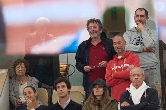 Patricia Cornet (mère d'Alizé Cornet), Caroline Garcia, son compagnon Borja Duran, Francis Cornet (père d'Alizé Cornet) et Sébastien Cornet (frère d'Alizé Cornet) - La joueuse de tennis française Alizé Cornet annonce la fin de sa carrière après avoir été battue au premier tour des Internationaux de France de tennis de Roland Garros 2024 à Paris, France, le 28 mai 2024. © Jacovides-Moreau/Bestimage 