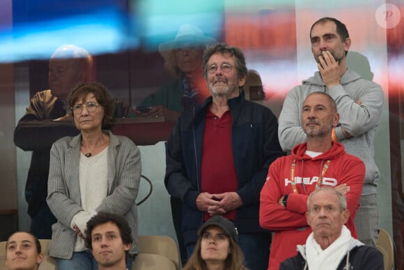 Patricia Cornet (mère d'Alizé Cornet), Caroline Garcia, son compagnon Borja Duran, Francis Cornet (père d'Alizé Cornet) et Sébastien Cornet (frère d'Alizé Cornet) - La joueuse de tennis française Alizé Cornet annonce la fin de sa carrière après avoir été battue au premier tour des Internationaux de France de tennis de Roland Garros 2024 à Paris, France, le 28 mai 2024. © Jacovides-Moreau/Bestimage 