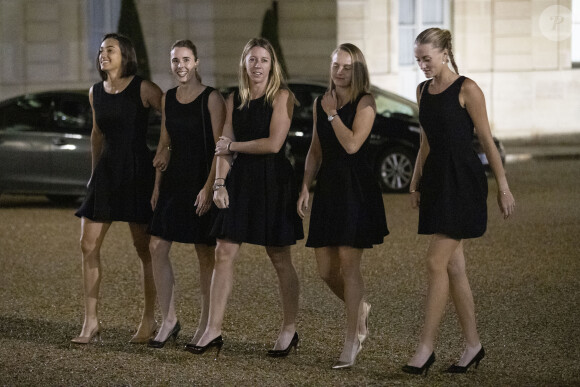 Caroline Garcia, Alize Cornet, Pauline Parmentier, Fiona Ferro et Kristina Mladenovic - Le Président de la République française Emmanuel Macron reçoit l'équipe de France de Fed Cup au palais de l'Elysée à Paris, le 12 novembre 2019. © Gwendoline Le Goff / Panoramic / Bestimage