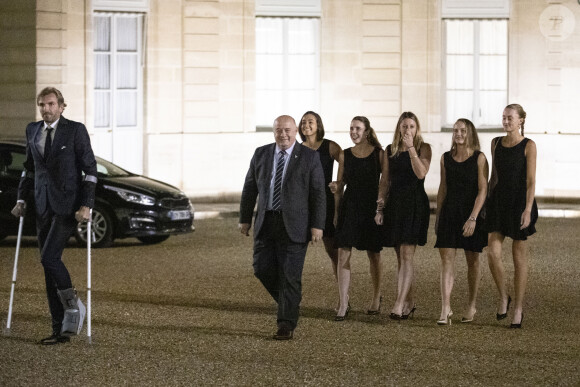 Julien Benneteau, le capitaine de l'équipe, Bernard Gudicelli, le président de la Fédération française de tennis, Caroline Garcia, Alize Cornet, Pauline Parmentier, Fiona Ferro et Kristina Mladenovic - Le Président de la République française Emmanuel Macron reçoit l'équipe de France de Fed Cup au palais de l'Elysée à Paris, le 12 novembre 2019. © Gwendoline Le Goff / Panoramic / Bestimage