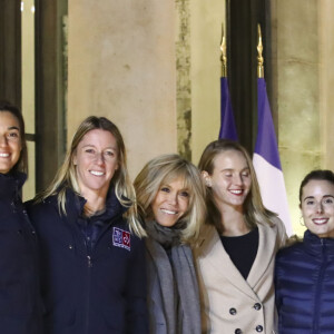 Brigitte Macron avec l'équipe de France Feminine de tennis, Caroline Garcia, Kristina Mladenovic, Pauline Parmentier, Fiona Ferro, Alizé Cornet et l'entraîneur Julien Benneteau - Brigitte Macron félicite l'équipe de France de Fed Cup au palais de l'Elysée, Paris, France 12 novembre 2019. © Gwendoline Le Goff/Panoramic/Bestimage 