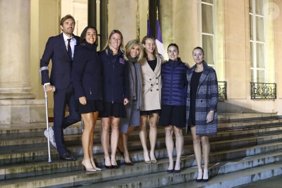 Brigitte Macron avec l'équipe de France Feminine de tennis, Caroline Garcia, Kristina Mladenovic, Pauline Parmentier, Fiona Ferro, Alizé Cornet et l'entraîneur Julien Benneteau - Brigitte Macron félicite l'équipe de France de Fed Cup au palais de l'Elysée, Paris, France 12 novembre 2019. © Gwendoline Le Goff/Panoramic/Bestimage 