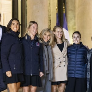 Brigitte Macron avec l'équipe de France Feminine de tennis, Caroline Garcia, Kristina Mladenovic, Pauline Parmentier, Fiona Ferro, Alizé Cornet et l'entraîneur Julien Benneteau - Brigitte Macron félicite l'équipe de France de Fed Cup au palais de l'Elysée, Paris, France 12 novembre 2019. © Gwendoline Le Goff/Panoramic/Bestimage 