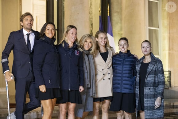 Brigitte Macron avec l'équipe de France Feminine de tennis, Caroline Garcia, Kristina Mladenovic, Pauline Parmentier, Fiona Ferro, Alizé Cornet et l'entraîneur Julien Benneteau - Brigitte Macron félicite l'équipe de France de Fed Cup au palais de l'Elysée, Paris, France 12 novembre 2019. © Gwendoline Le Goff/Panoramic/Bestimage 