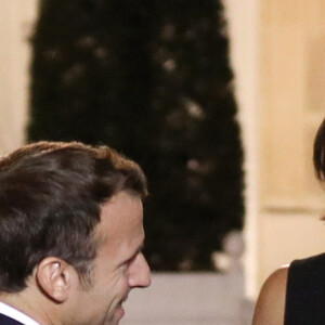 Le capitaine de l'équipe de France Julien Benneteau, le président français Emmanuel Macron, Caroline Garcia, Alize Cornet et Pauline Parmentier - Le Président de la République française Emmanuel Macron reçoit l'équipe de France de Fed Cup au palais de l'Elysée, Paris, France, le 12 novembre 2019. © Stéphane Lemouton / Bestimage