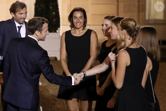 Le capitaine de l'équipe de France Julien Benneteau, le président français Emmanuel Macron, Caroline Garcia, Alize Cornet et Pauline Parmentier - Le Président de la République française Emmanuel Macron reçoit l'équipe de France de Fed Cup au palais de l'Elysée, Paris, France, le 12 novembre 2019. © Stéphane Lemouton / Bestimage