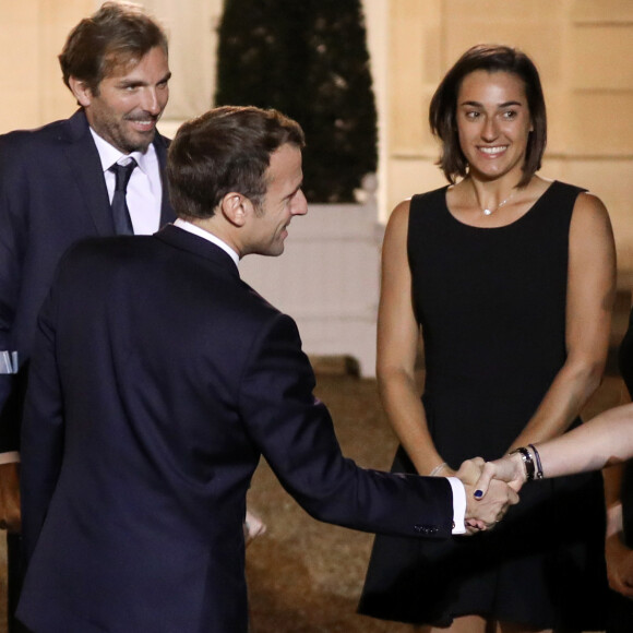 Le capitaine de l'équipe de France Julien Benneteau, le président français Emmanuel Macron, Caroline Garcia, Alize Cornet et Pauline Parmentier - Le Président de la République française Emmanuel Macron reçoit l'équipe de France de Fed Cup au palais de l'Elysée, Paris, France, le 12 novembre 2019. © Stéphane Lemouton / Bestimage