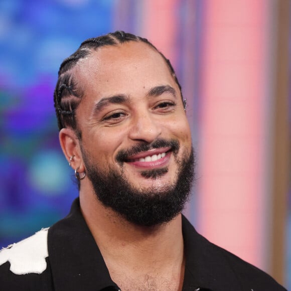 Le chanteur Slimane participe à l'émission de télévision italienne Raiuno "La Volta Buona" à Rome, Italie, le 21 mars 2024. © ANSA/Bestimage