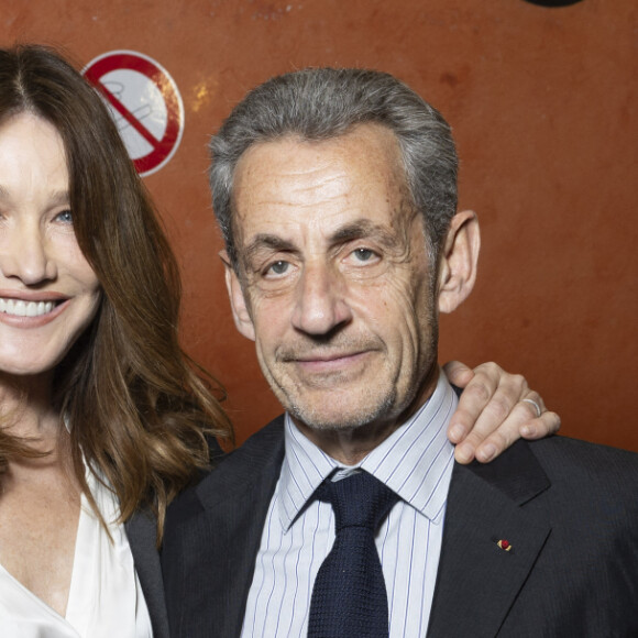 Exclusif - Carla Bruni et son mari Nicolas Sarkozy en backstage du concert du gala des 20 ans de la fondation Recherche Alzheimer "2 générations chantent pour la 3ème" à l'Olympia à Paris le 18 mars 2024. © Cyril Moreau / Bestimage