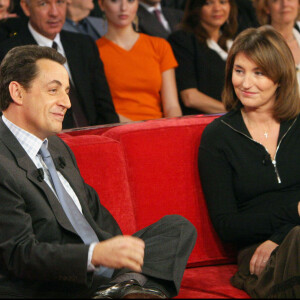 Le couple s'est séparé quand Nicolas Sarkozy débutait son quinquennat
Nicolas Sarkozy et sa femme de l'époque Cécilia sur le plateau de "Vivement dimanche" (archive)