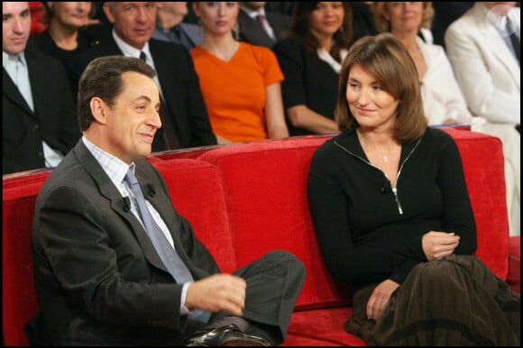 Le couple s'est séparé quand Nicolas Sarkozy débutait son quinquennat
Nicolas Sarkozy et sa femme de l'époque Cécilia sur le plateau de "Vivement dimanche" (archive)