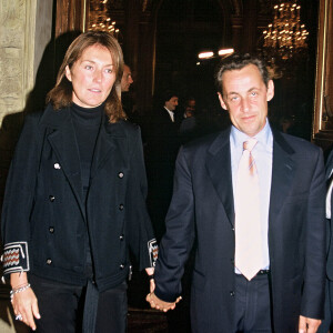 Nicolas Sarkozy n'a pas l'habitude de s'épancher sur le couple qu'il formait avec Cécilia Ciganer, désormais Attias
Nicolas Sarkozy et sa femme de l'époque Cécilia sur le plateau de "Vivement dimanche" (archive)