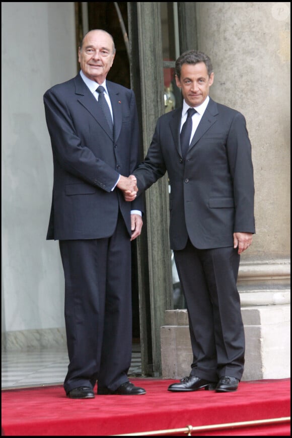 Plus que son prédécesseur Jacques Chirac
Passation de pouvoir entre Nicolas Sarkozy et Jacques Chirac à l'Elysée en 2007