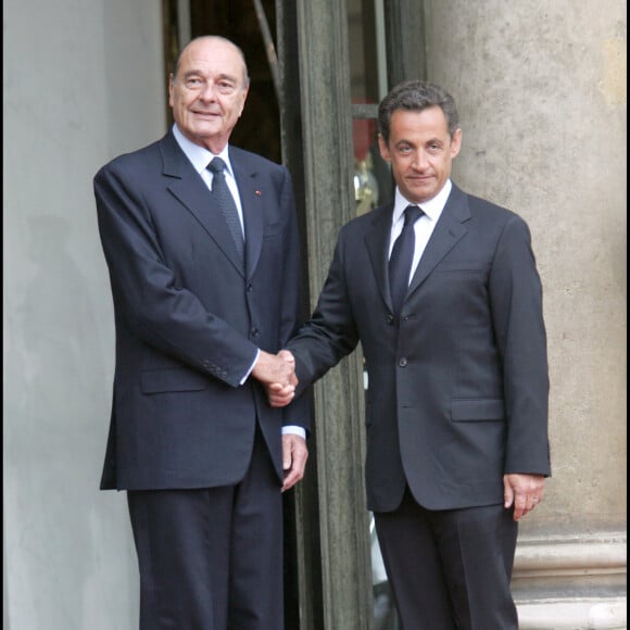 Plus que son prédécesseur Jacques Chirac
Passation de pouvoir entre Nicolas Sarkozy et Jacques Chirac à l'Elysée en 2007