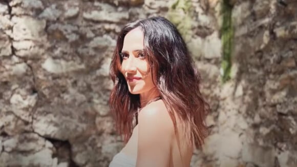 VIDEO Fabienne Carat folle d'amour pour son beau et jeune Léo : elle en fait la star de son nouveau clip !