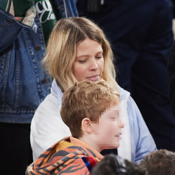 Le chanteur Raphaël, sa compagne Mélanie Thierry et leurs enfants Roman et Aliocha Haroche demandent une dédicace sur leurs casquettes à Carlos Alcaraz - Célébrités dans les tribunes des Internationaux de France de tennis de Roland Garros 2024 à Paris, le 29 mai 2024. © Moreau / Jacovides / Bestimage 