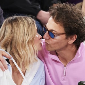 Les deux tourtereaux ont été surpris en train de s'embrasser par les photographes présents sur place
Mélanie Thierry et son compagnon le chanteur Raphaël - Célébrités dans les tribunes des Internationaux de France de tennis de Roland Garros 2024 à Paris, le 29 mai 2024. © Moreau / Jacovides / Bestimage 