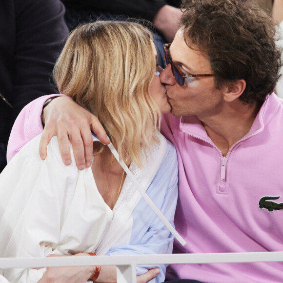 Mélanie Thierry et Raphaël sont apparus très complices dans les tribunes de Roland-Garros
Mélanie Thierry et son compagnon le chanteur Raphaël - Célébrités dans les tribunes des Internationaux de France de tennis de Roland Garros à Paris. © Moreau / Jacovides / Bestimage 