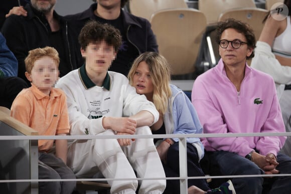 Deux jours plus tôt, le chanteur avait déjà été aperçu dans les tribunes de Roland-Garros avec son fils Aliocha lors du match de Rafael Nadal
Le chanteur Raphaël, sa compagne Mélanie Thierry et leurs enfants Roman et Aliocha Haroche - Célébrités dans les tribunes des Internationaux de France de tennis de Roland Garros 2024 à Paris, le 29 mai 2024. © Moreau / Jacovides / Bestimage 