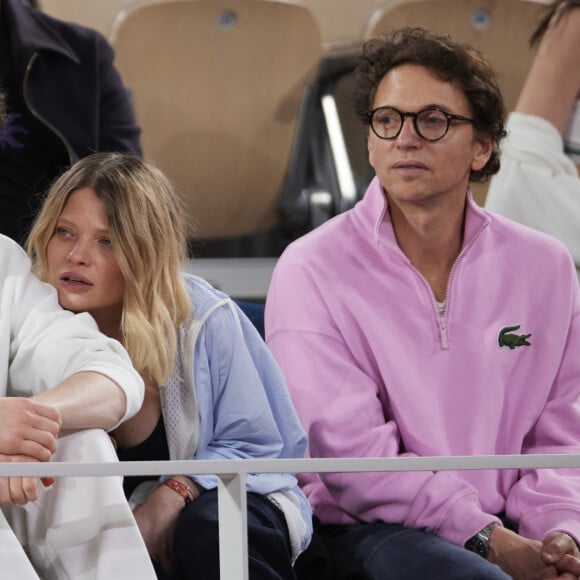 Deux jours plus tôt, le chanteur avait déjà été aperçu dans les tribunes de Roland-Garros avec son fils Aliocha lors du match de Rafael Nadal
Le chanteur Raphaël, sa compagne Mélanie Thierry et leurs enfants Roman et Aliocha Haroche - Célébrités dans les tribunes des Internationaux de France de tennis de Roland Garros 2024 à Paris, le 29 mai 2024. © Moreau / Jacovides / Bestimage 