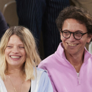 Les deux artistes étaient accompagnés ce jour-là par leurs deux enfants Roman et Aliocha
Le chanteur Raphaël, sa compagne Mélanie Thierry et leurs enfants Roman et Aliocha Haroche - Célébrités dans les tribunes des Internationaux de France de tennis de Roland Garros 2024 à Paris, le 29 mai 2024. © Moreau / Jacovides / Bestimage 