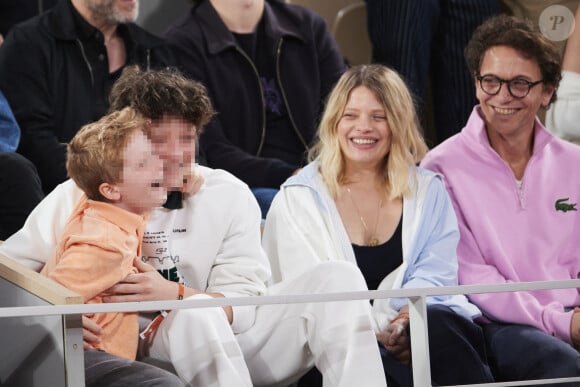 Les deux artistes étaient accompagnés ce jour-là par leurs deux enfants Roman et Aliocha
Le chanteur Raphaël, sa compagne Mélanie Thierry et leurs enfants Roman et Aliocha Haroche - Célébrités dans les tribunes des Internationaux de France de tennis de Roland Garros 2024 à Paris, le 29 mai 2024. © Moreau / Jacovides / Bestimage 