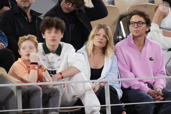 Le chanteur Raphaël, sa compagne Mélanie Thierry et leurs enfants Roman et Aliocha Haroche - Célébrités dans les tribunes des Internationaux de France de tennis de Roland Garros 2024 à Paris, le 29 mai 2024. © Moreau / Jacovides / Bestimage 