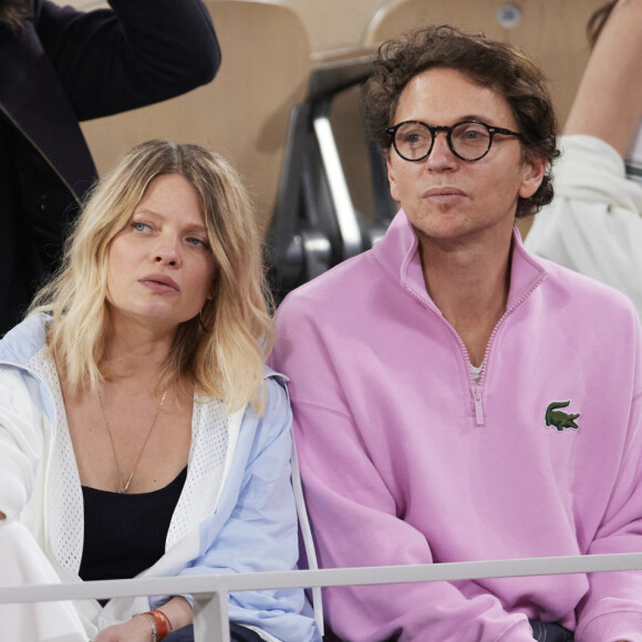 Le chanteur Raphaël, sa compagne Mélanie Thierry et leurs enfants Roman et Aliocha Haroche - Célébrités dans les tribunes des Internationaux de France de tennis de Roland Garros 2024 à Paris, le 29 mai 2024. © Moreau / Jacovides / Bestimage 